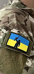 Об'ємний шеврон у вигляді прапору України з воїном резиновий на липучці 4х7 см